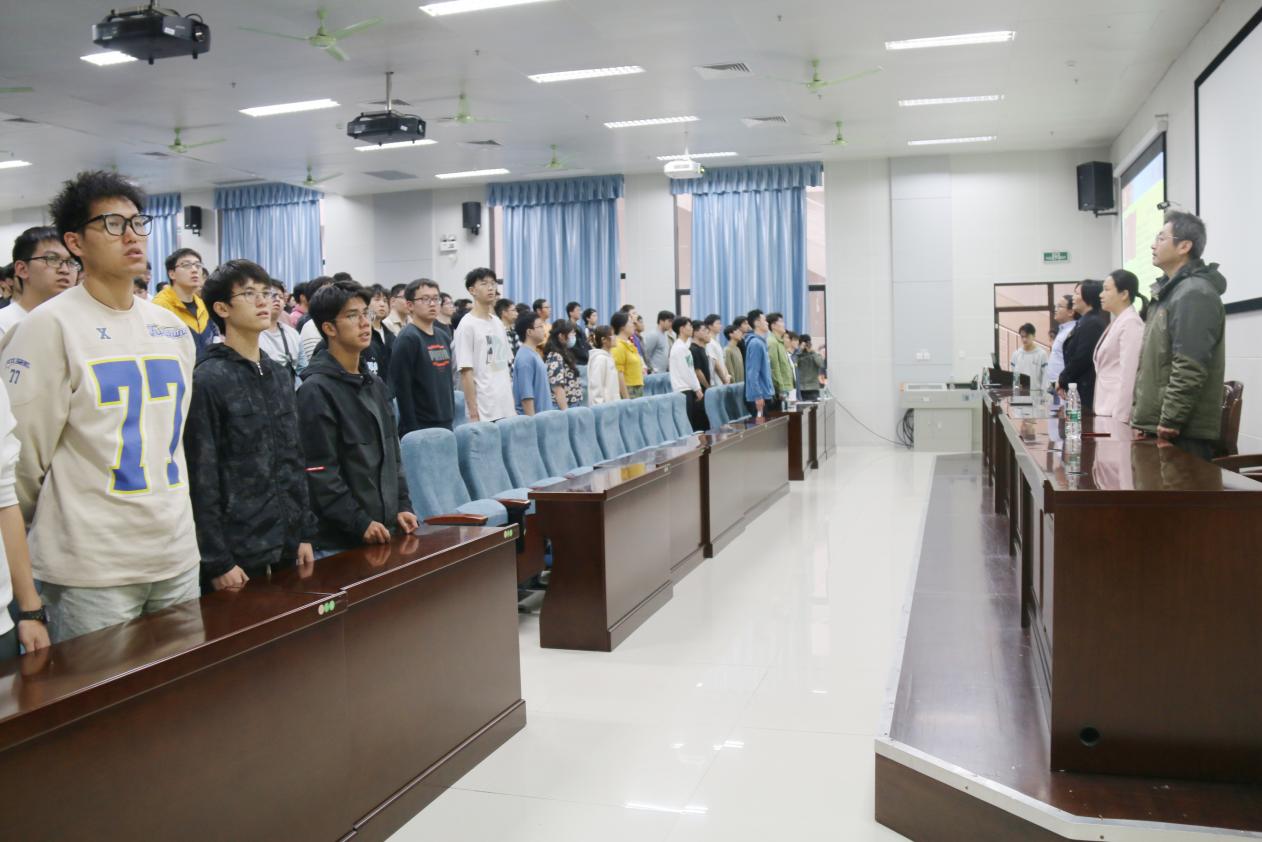 全体奏唱《国际歌》 全体奏唱《国际歌》